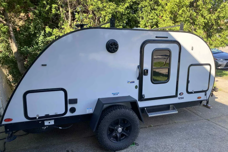 Mini-roulotte pour 2 personnes / Bien équipée