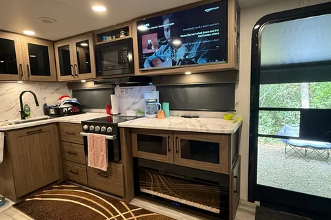 Alliance Delta BH241 Travel Trailer, Starlink included.