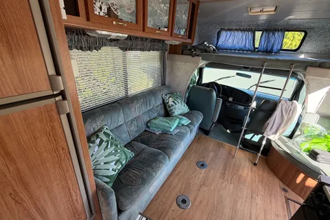 Lee's Coachmen Catalina Cruiser Class C