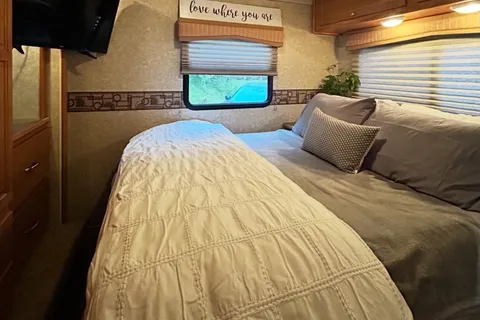 Lazen🐝 RV Adventures - Winnebago RV Cottage- SQUAMSH BASE CAMP