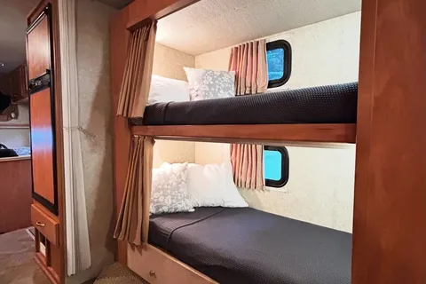 Lazen🐝 RV Adventures - Winnebago RV Cottage- SQUAMSH BASE CAMP