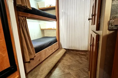 Lazen🐝 RV Adventures - Winnebago RV Cottage- SQUAMSH BASE CAMP