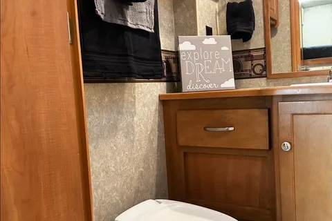 Lazen🐝 RV Adventures - Winnebago RV Cottage- SQUAMSH BASE CAMP
