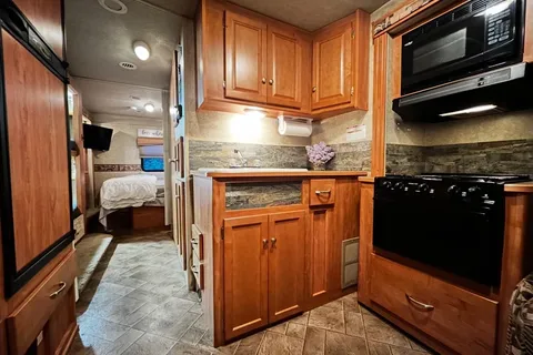 Lazen🐝 RV Adventures - Winnebago RV Cottage- SQUAMSH BASE CAMP