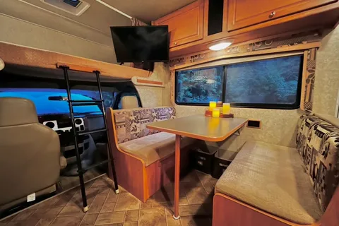 Lazen🐝 RV Adventures - Winnebago RV Cottage- SQUAMSH BASE CAMP