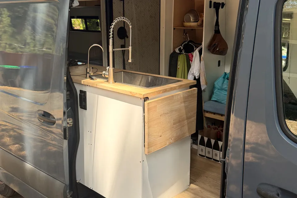 Marvan: PET FRIENDLY Mercedes Sprinter Camper Van