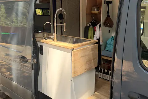 Marvan: PET FRIENDLY Mercedes Sprinter Camper Van