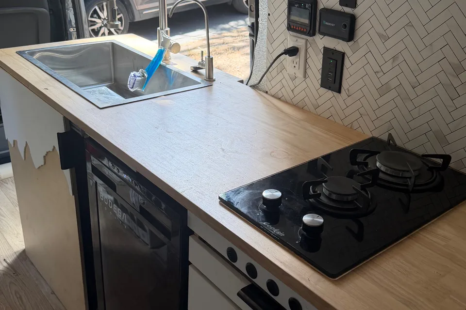 Marvan: PET FRIENDLY Mercedes Sprinter Camper Van