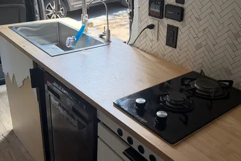 Marvan: PET FRIENDLY Mercedes Sprinter Camper Van