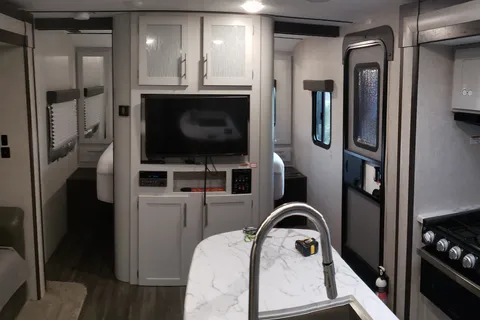 Wanderer, 30ft Dry Camping Luxury loaded trailer. 2 slides, 1/2 ton ok and dogs approved!