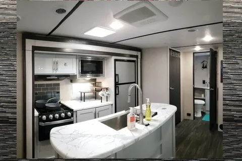 Wanderer, 30ft Dry Camping Luxury loaded trailer. 2 slides, 1/2 ton ok and dogs approved!