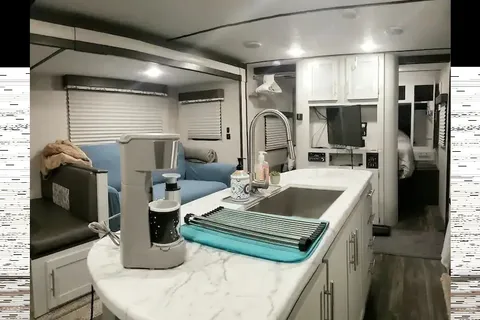Wanderer, 30ft Dry Camping Luxury loaded trailer. 2 slides, 1/2 ton ok and dogs approved!