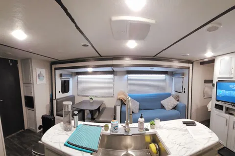 Wanderer, 30ft Dry Camping Luxury loaded trailer. 2 slides, 1/2 ton ok and dogs approved!