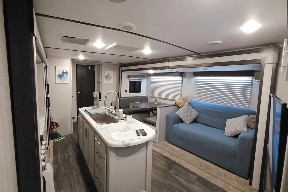 Wanderer, 30ft Dry Camping Luxury loaded trailer. 2 slides, 1/2 ton ok and dogs approved!