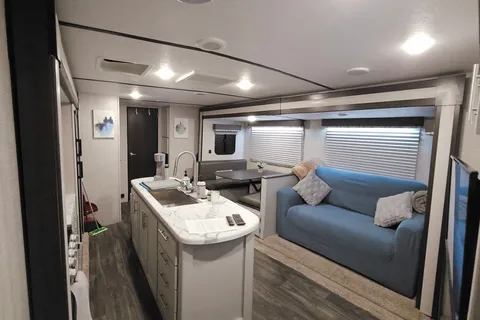 Wanderer, 30ft Dry Camping Luxury loaded trailer. 2 slides, 1/2 ton ok and dogs approved!