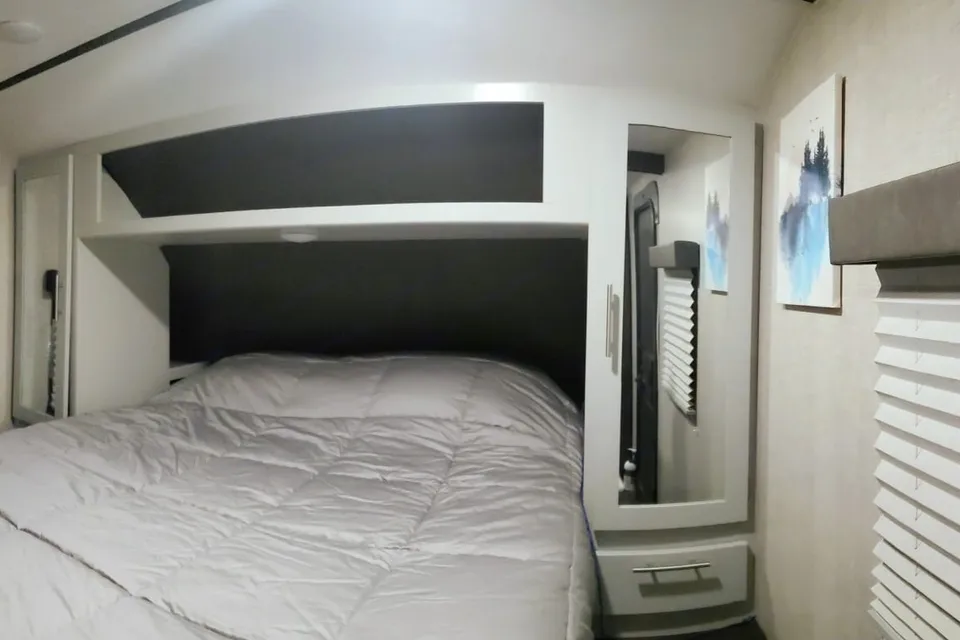 Wanderer, 30ft Dry Camping Luxury loaded trailer. 2 slides, 1/2 ton ok and dogs approved!