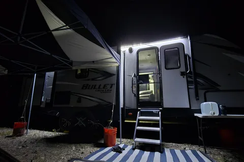 Wanderer, 30ft Dry Camping Luxury loaded trailer. 2 slides, 1/2 ton ok and dogs approved!