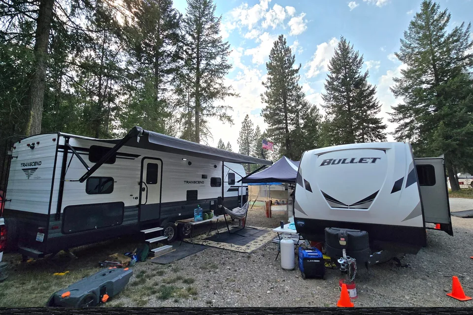 Wanderer, 30ft Dry Camping Luxury loaded trailer. 2 slides, 1/2 ton ok and dogs approved!