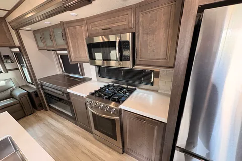 Spacious & Serene: Grand Design Solitude Escape