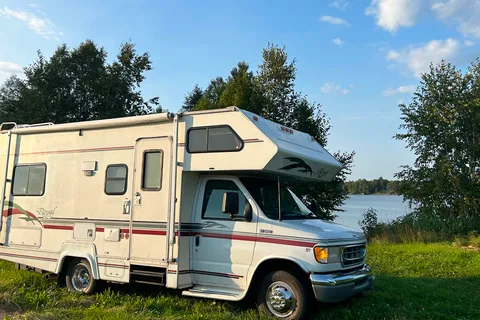 JomBoy : VR Classe C 24 pieds rénové Ford E350