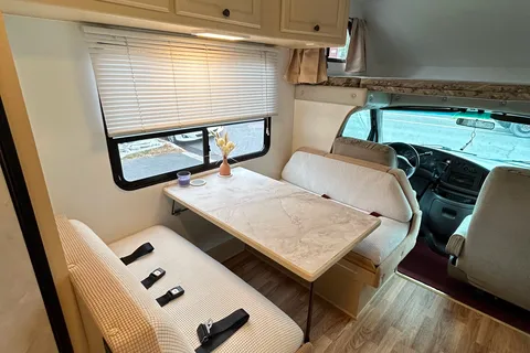 JomBoy : VR Classe C 24 pieds rénové Ford E350