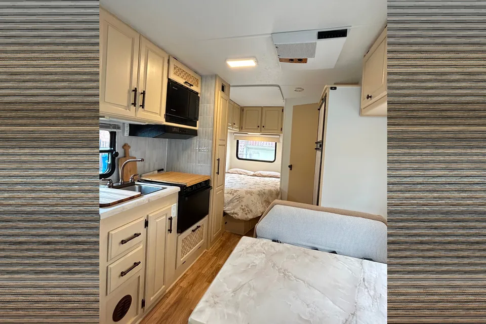 JomBoy : VR Classe C 24 pieds rénové Ford E350