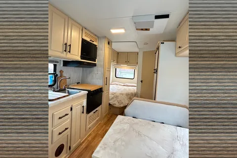 JomBoy : VR Classe C 24 pieds rénové Ford E350