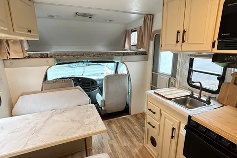 JomBoy : VR Classe C 24 pieds rénové Ford E350