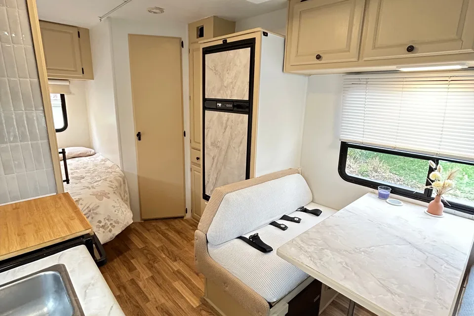 JomBoy : VR Classe C 24 pieds rénové Ford E350