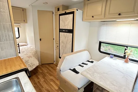 JomBoy : VR Classe C 24 pieds rénové Ford E350