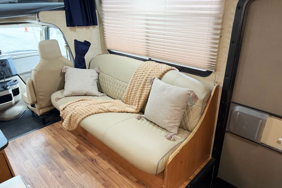(#4) 30' Class C - Sleeps 6 - Generator, AC, Cozy- Festival, Burning Man
