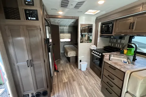 Ace Ventura Thor Motor Coach ACE Class A