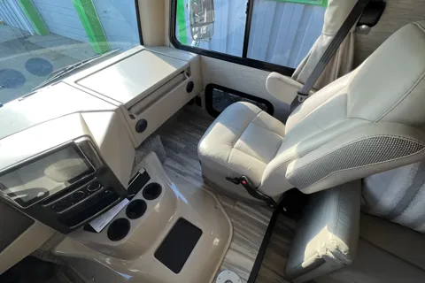 Ace Ventura Thor Motor Coach ACE Class A