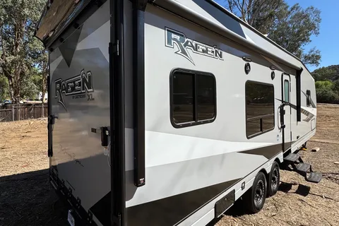 Genesis Supreme Ragen RV R275CRXL Toy Hauler