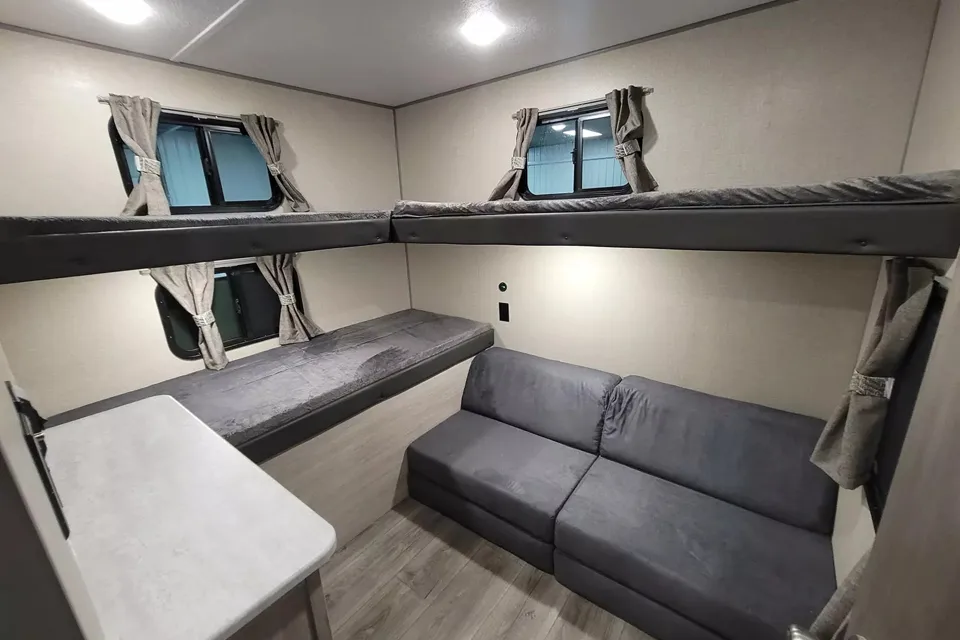 Scachetti’s Coachmen Catalina 303 QBCK LE 33 Travel Trailer