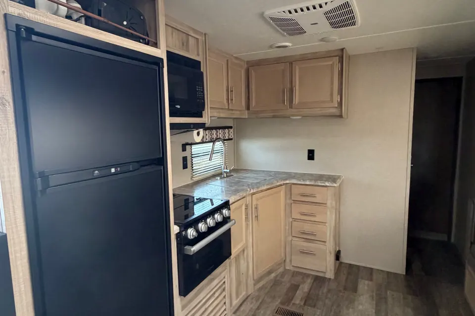 Scachetti’s Coachmen Catalina 303 QBCK LE 33 Travel Trailer