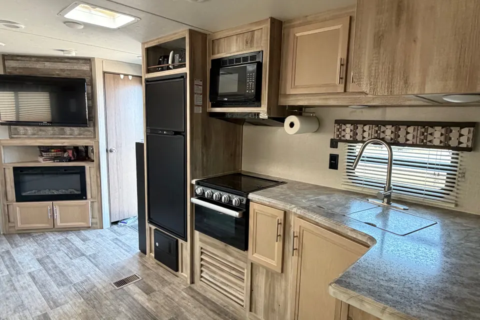 Scachetti’s Coachmen Catalina 303 QBCK LE 33 Travel Trailer
