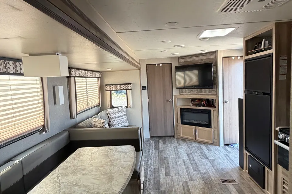 Scachetti’s Coachmen Catalina 303 QBCK LE 33 Travel Trailer