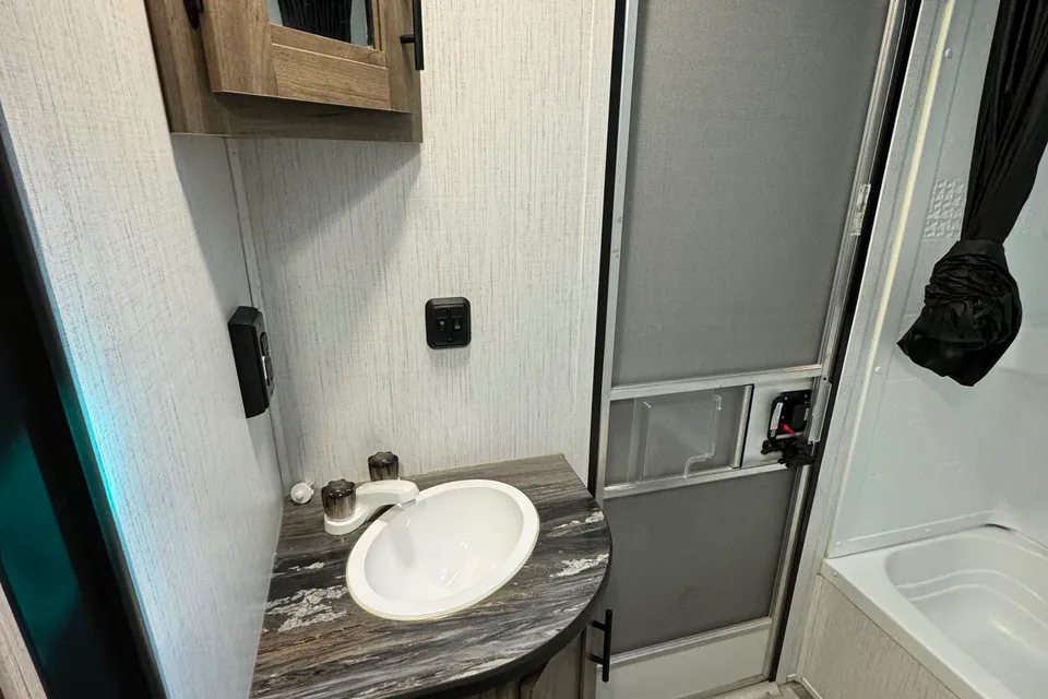 Tom's Heartland Pioneer BH270 Travel Trailer