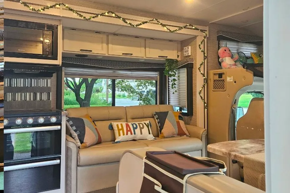 Gilbert's Thor Motor Coach 27R Class C