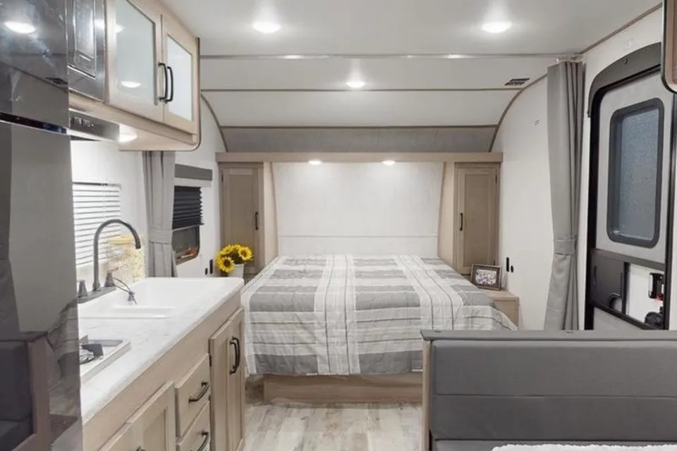 Glamping Grand River 25BH Travel Trailer