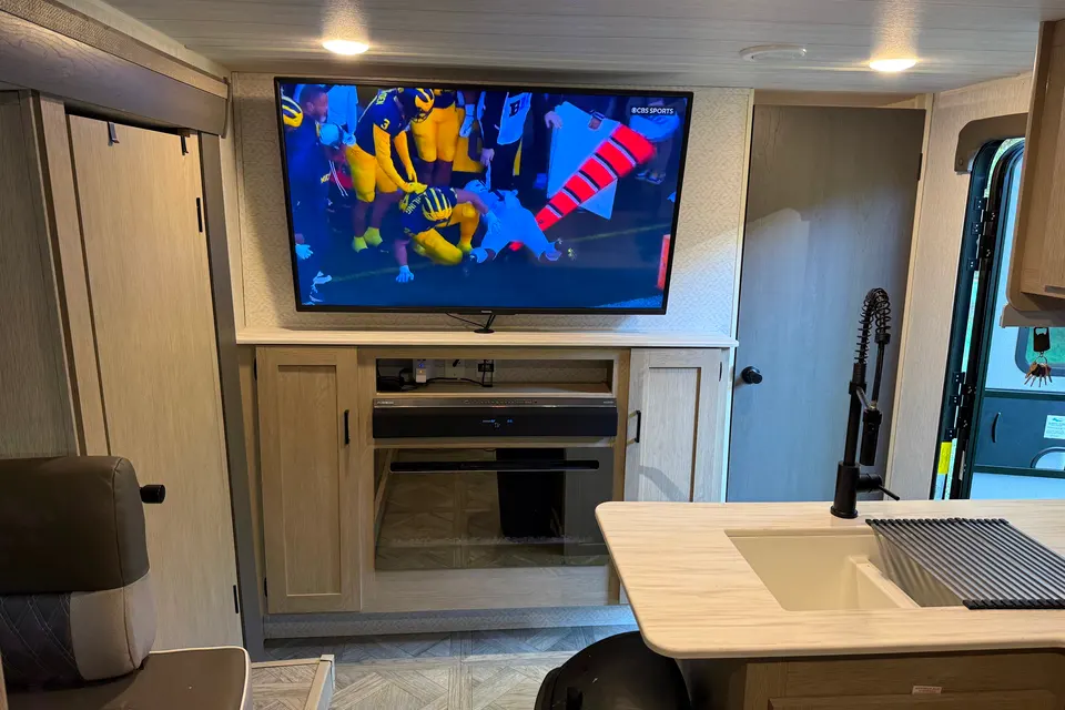 2024 Wildwood Bunkhouse – Sleeps 6, Starlink, Solar, Pets OK