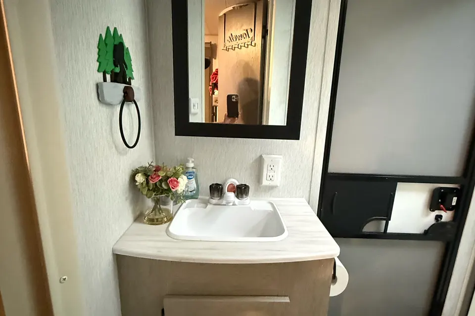 2024 Wildwood Bunkhouse – Sleeps 6, Starlink, Solar, Pets OK