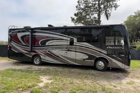 Wesley's Thor Motor Coach Palazzo Class A