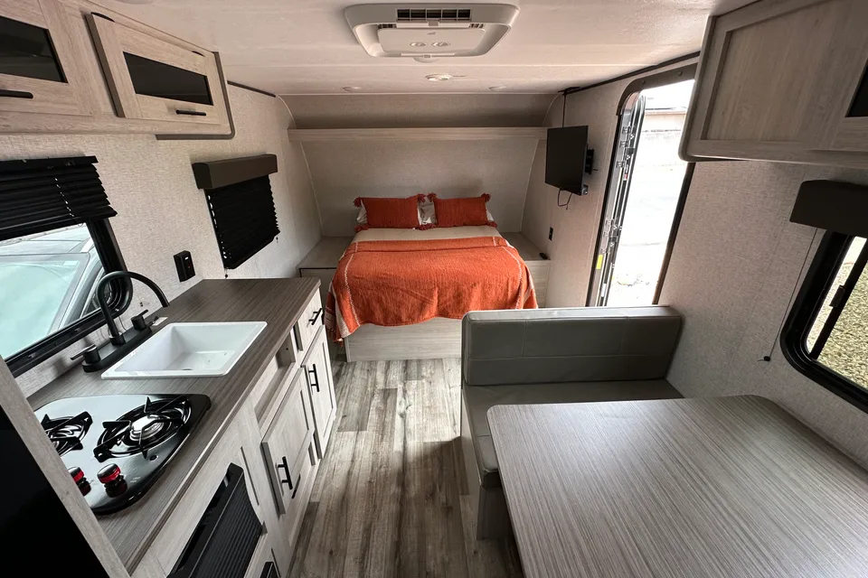 Crossroads Zinger Lite 18RB Travel Trailer