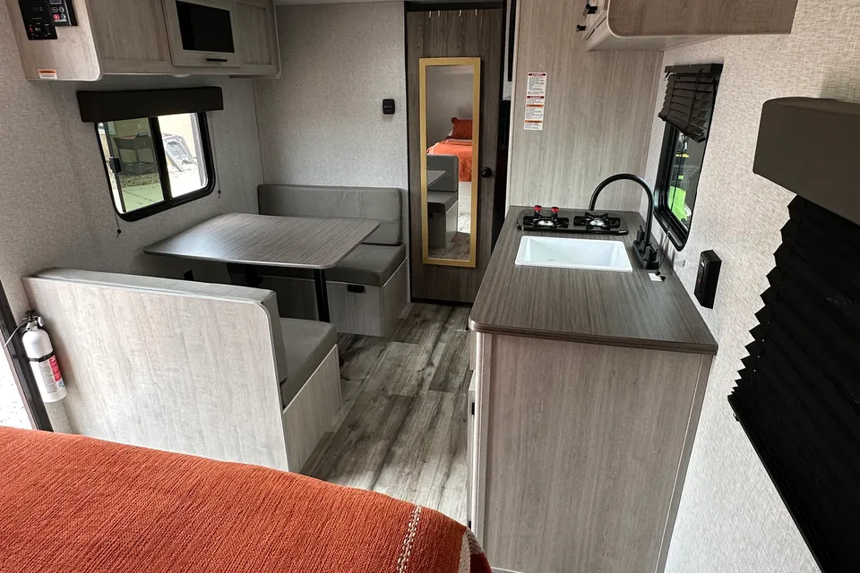 Crossroads Zinger Lite 18RB Travel Trailer