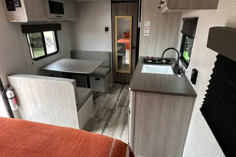 Crossroads Zinger Lite 18RB Travel Trailer