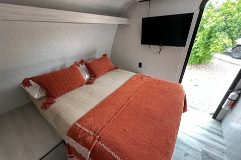 Crossroads Zinger Lite 18RB Travel Trailer