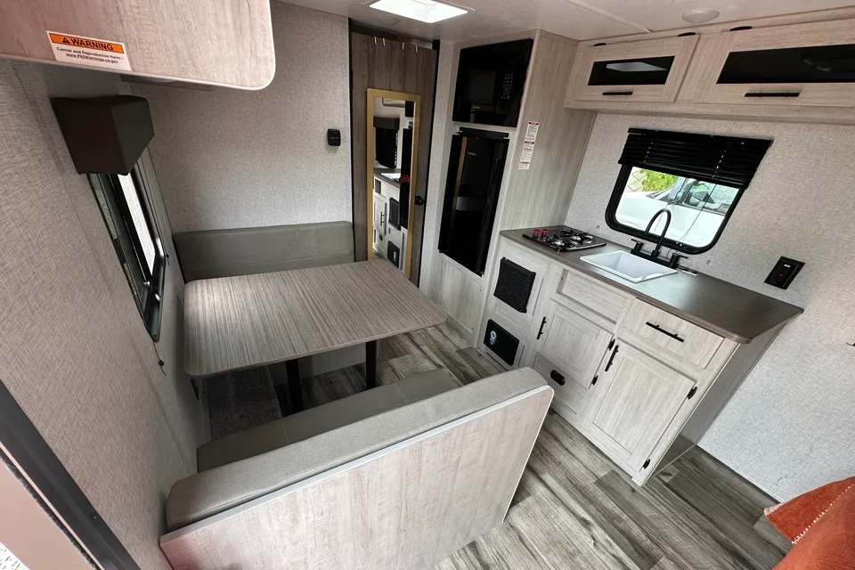 Crossroads Zinger Lite 18RB Travel Trailer