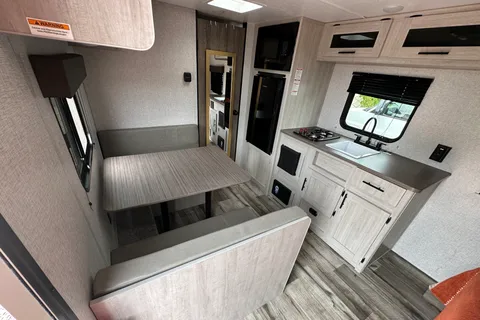 Crossroads Zinger Lite 18RB Travel Trailer